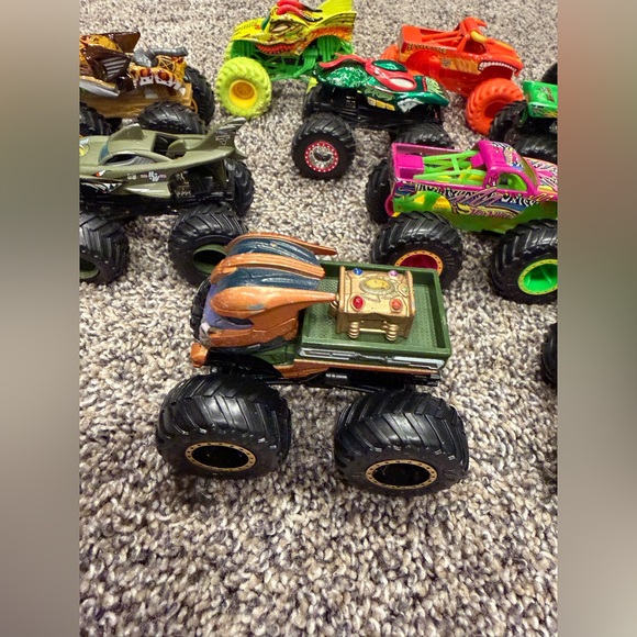 Lot of 12 monster jam hot wheels trucks - Picture 4 of 6